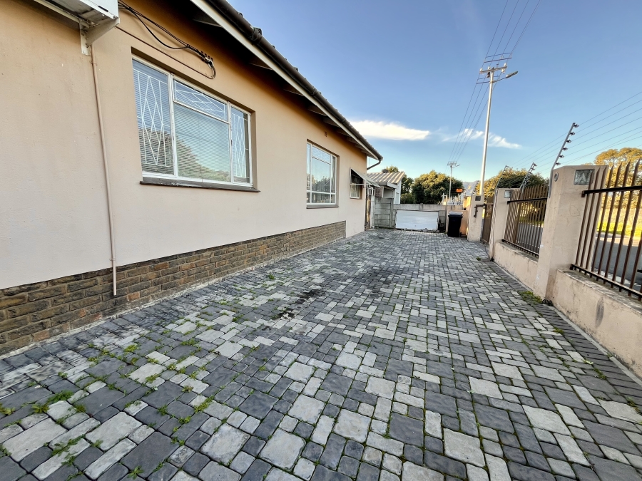 5 Bedroom Property for Sale in De Zoete Inval Western Cape